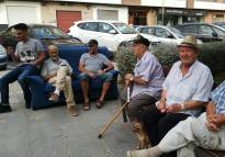 Vecinos de Pintor Pinazo sacan sofás a la calle para reclamar más bancos en la zona ajardinada
