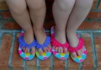 Advierten de errores a la hora de calzar a los niños en verano y que afectan a la salud de sus pies
