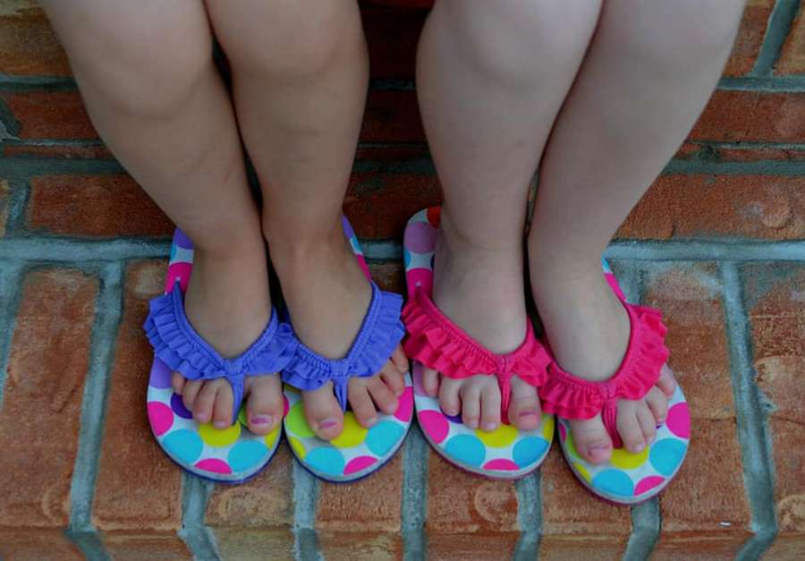 Advierten de errores a la hora de calzar a los niños en verano y que afectan a la salud de sus pies
