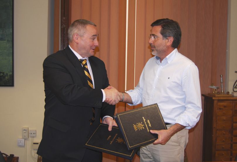Pérez y Castelló al finalizar la firma del polémico convenio