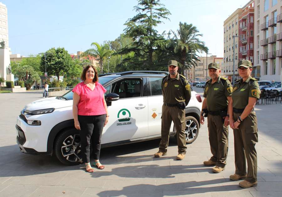 El nuevo vehículo y los nuevos uniformes de la Guardia Rural de Sagunto