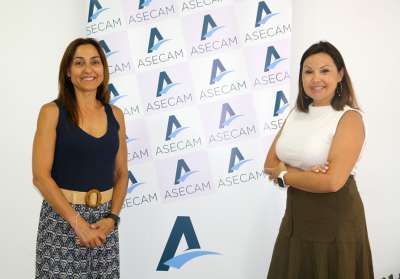 La Agente de Innovación de ASECAM, Ana Subirats, junto a la presidenta, Cristina Plumed