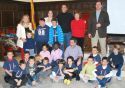 Los ediles , directora del Villar palasí y padres junto a los niños miembros del club