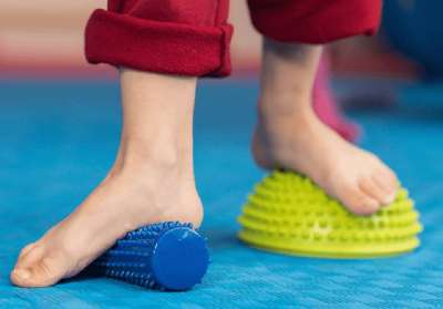 Revisar los pies planos en niños es clave para evitar problemas articulares cuando sean adultos