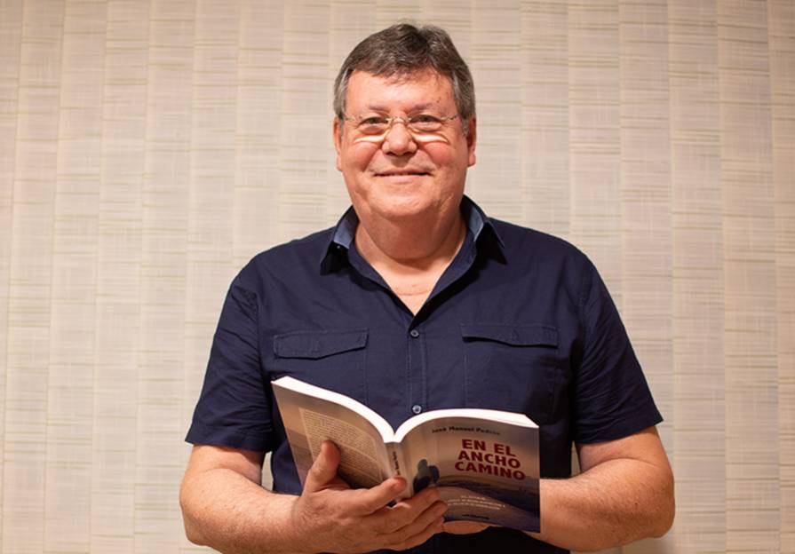 El escritor,José Manuel Pedrós, posa con un ejemplar de su nueva novela