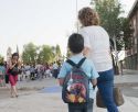 Colegio Vilamar: un niño, acompañado de su madre, acude a su primer día de clase en el nuevo curso escolar 