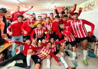 Jugadores del C.F. Mare Nostrum Acero celebran una de las victorias de la temporada