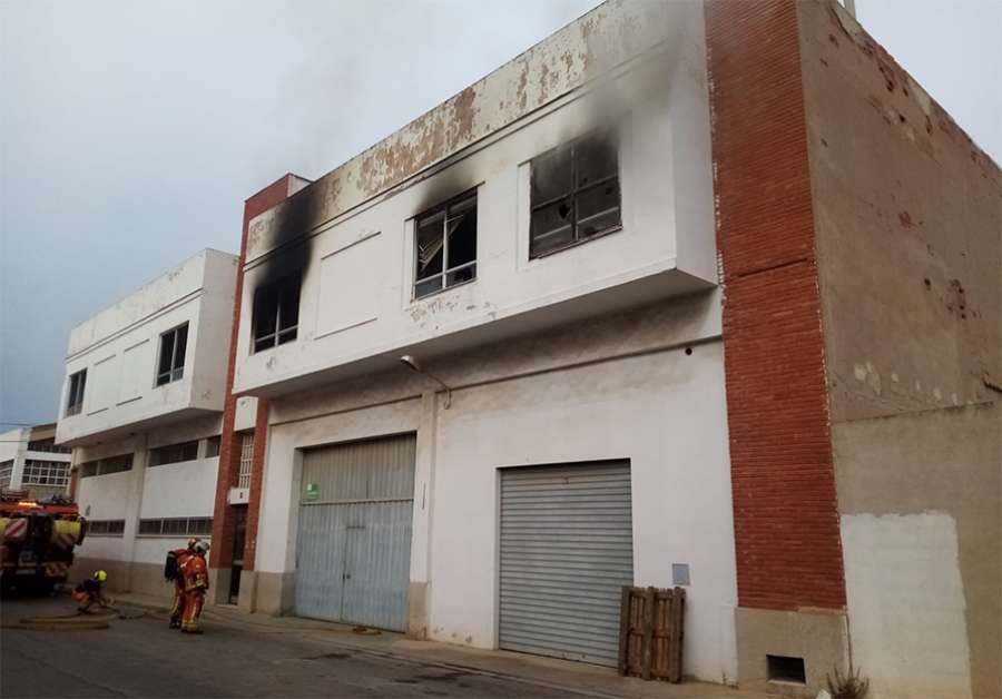 Edificio afectado por el fuego, que ha sido controlado por los bomberos