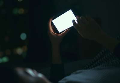 Interactuar con dispositivos electrónicos antes de acostarse puede provocar insomnio crónico