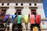 Lonas con los colores de la bandera multicolor del colectivo LGTBIQ+ ondean en Sagunto