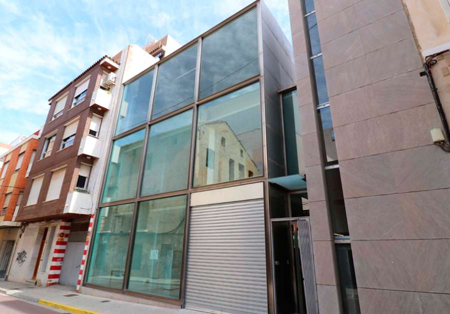 El edificio del nuevo centro Casal Jove de Sagunto está ubicado en la calle José Romeu