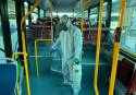 La limpieza y desinfección de los autobuses es una constante para frenar la propagación del COVID-19