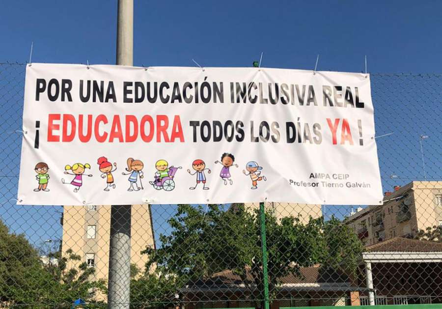 Pancarta situada en el colegio Tierno Galván de Puerto de Sagunto