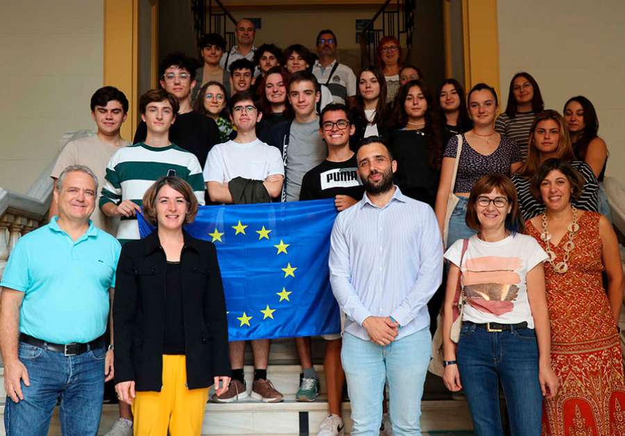 El alumnado del programa Erasmus Plus junto a los representantes municipales