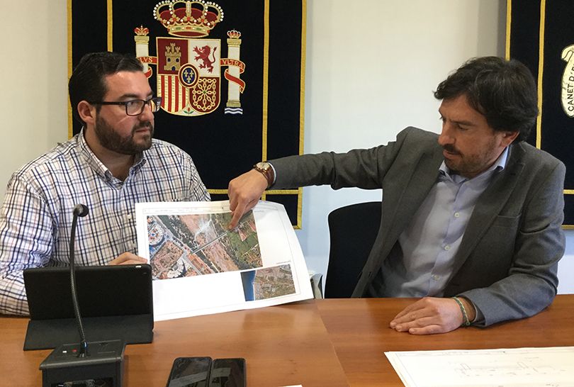 El alcalde de Canet, Leandro Benito, junto al edil de Urbanismo, Jaime Llinares