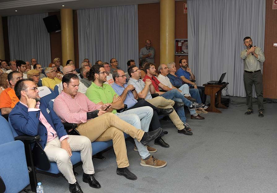 Un momento de la audiencia pública celebrada este jueves en el Centro Cívico de Puerto de Sagunto