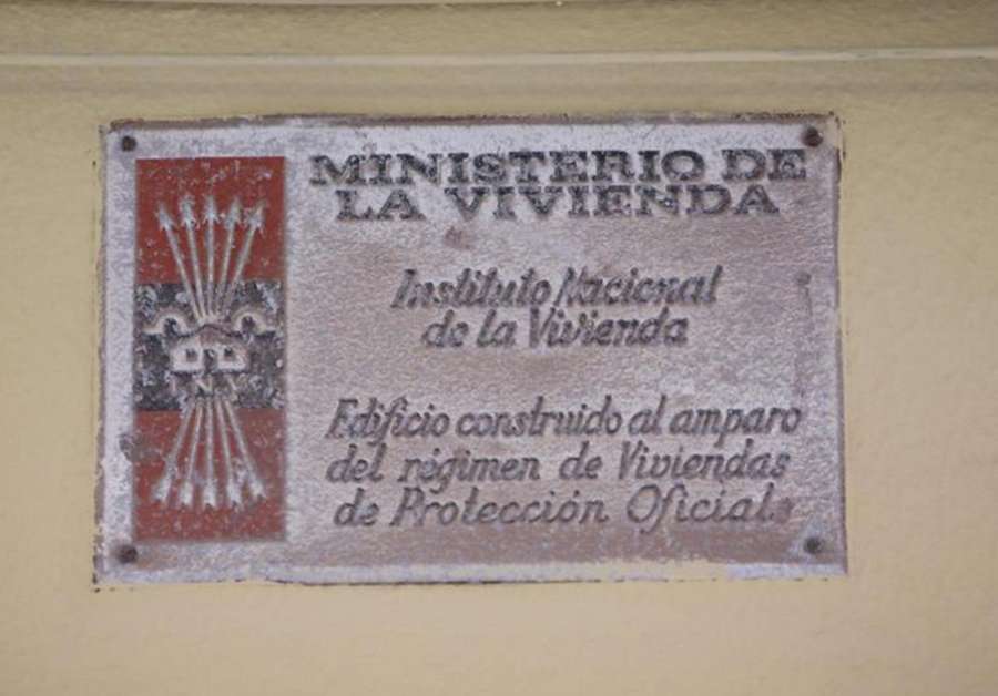 Ejemplo de algunas de las placas que aún pueden verse en las fachadas de la localidad