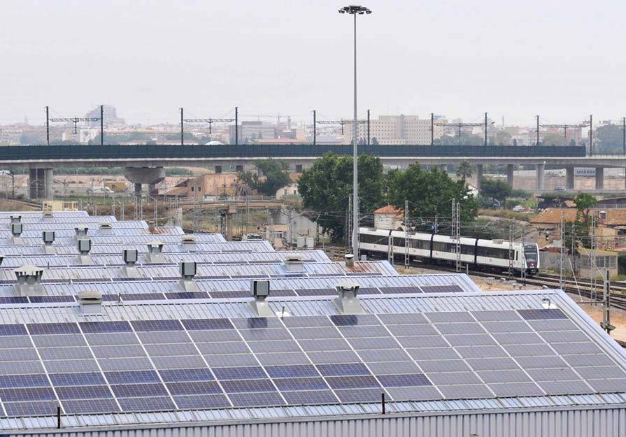 Imagen de archivo de una instalación de placas solares en una nave de Ferrocarrils de la Generalitat Valenciana