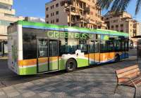 El autobús, cien por cien eléctrico de fabricación china, en la avenida del Mediterráneo