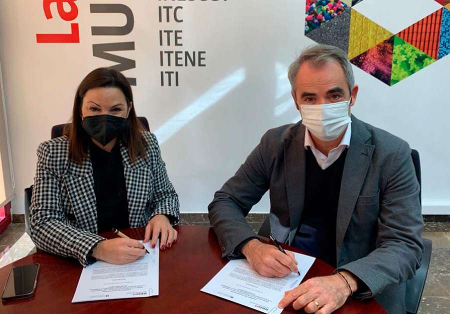 La presidenta de ASECAM, Cristina Plumed, y el director general de REDIT, Gonzalo Belenguer, firmaron este nuevo convenio