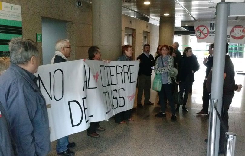 Los manifestantes han llegado a entrar con sus pancartas dentro de la sede valenciana del INSS