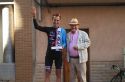 El ciclista Jorge Gil recogiendo uno de sus trofeos en Alcora