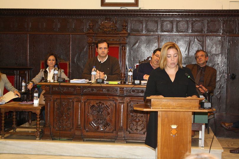 La nueva concejal del PP, Tania Ortiz, durante el juramento de su cargo