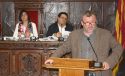 El alcalde, Francesc Fernández, interviniendo desde el atril en el pleno de ayer