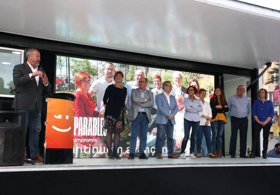 El candidato a la Alcaldía por Compromís per Sagunt, Francesc Fernández, junto a integrantes de la candidatura