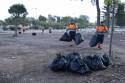 Trabajadores de la SAG retirando la basura de la zona de acampada