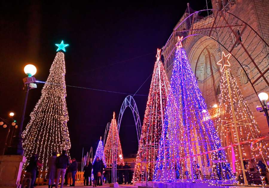 En Navidad, las calles de Malta se iluminan creando un ambiente único y mágico