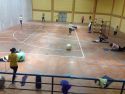 Vecinas de Faura realizando actividad deportiva dentro del pabellón polideportivo multiusos recién reformado