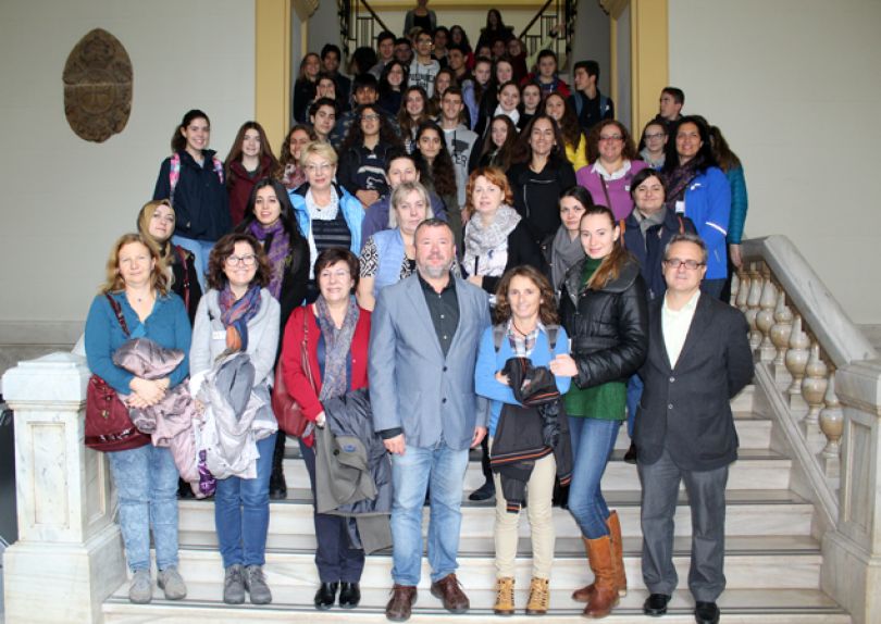 Los estudiantes de Erasmus Plus junto a los representantes de la corporación municipal saguntina