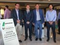 El director de Lafarge, Miguel Ángel Urbano, con los representantes del Ayuntamiento de Canet d&#039;En Berenguer