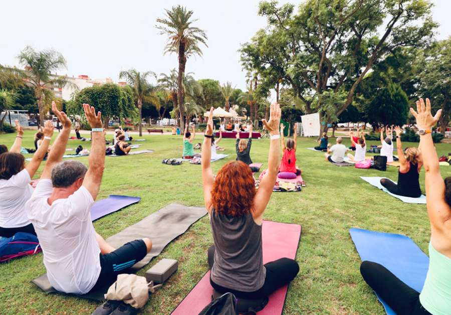 El festival de yoga siempre tiene un gran número de participantes durante el verano