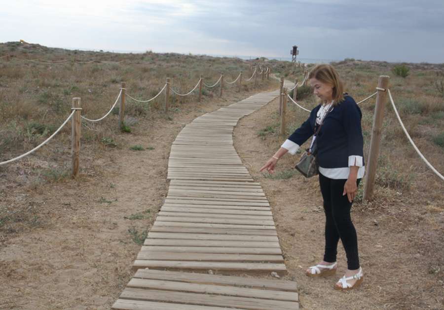 Una de las hijas de esta vecina de Puerto de Sagunto señala el lugar en el que sufrió la caída su madre en 2006