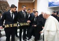 Integrantes de la Mayoralía 2023 mostrándole al Papa Francisco el cinturón bordado que lucirán este año (Foto: Vatican Media)