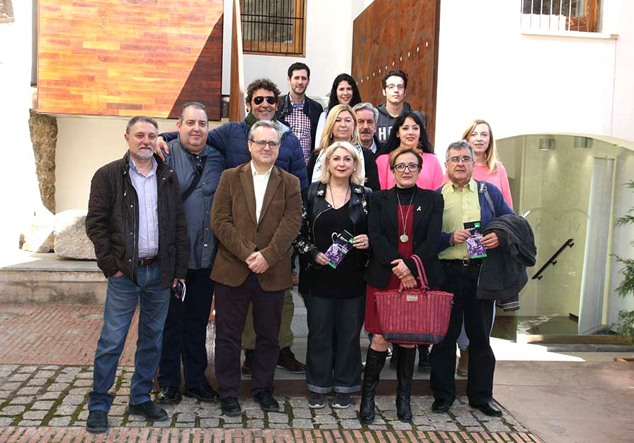 El concejal de Cultura, José Manuel Tarazona, junto a representantes de las compañías locales que actuarán estos meses