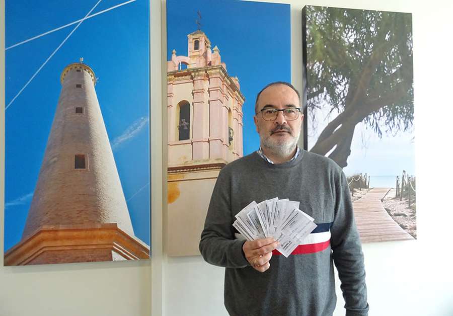 El concejal de Comercio de Canet, Luis Salvador, con los boletos de los diez ganadores del sorteo