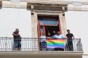 La bandera arcoíris luce en el balcón del Ayuntamiento de Sagunto