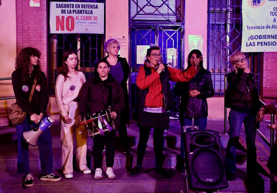 La acción reivindicativa de este 25 de Noviembre se ha iniciado en la Tenencia de Alcaldía (Foto: Ainhoa Alberola)