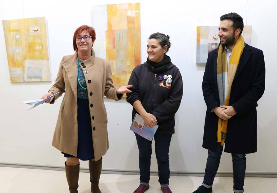 La artista local junto al alcalde de Sagunto y la concejala de Cultura