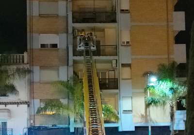 Los bomberos intervienen en calle Gibraltar para acceder a una vivienda y rescatar a una anciana que se había caído