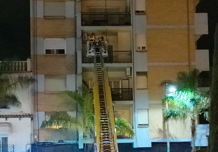Momento en el que los bomberos acceden a la vivienda a través del balcón