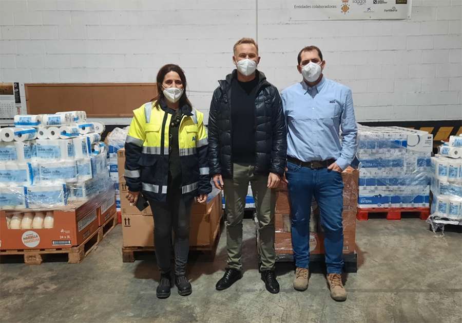 Representantes de AGC Flat Glass Ibérica han entregado su donación de alimentos