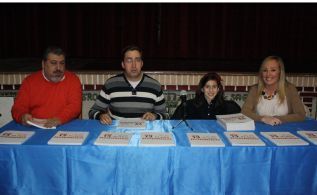 Las Falleras Mayores, el presidente y el responsable del llibret de Plaza Rodrigo durante su presentación
