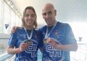Los nadadores Víctor Moreno y Noelia Díaz con sus medallas