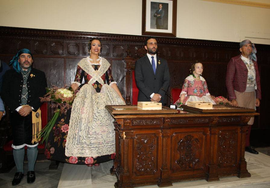 Las Falleras Mayores de la FJFS, Sandra Ordiñaga y Aitana González durante su proclamación