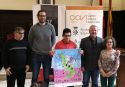 El ganador del concurso muestra el cartel anunciador de la Cabalgata de Reyes 2019