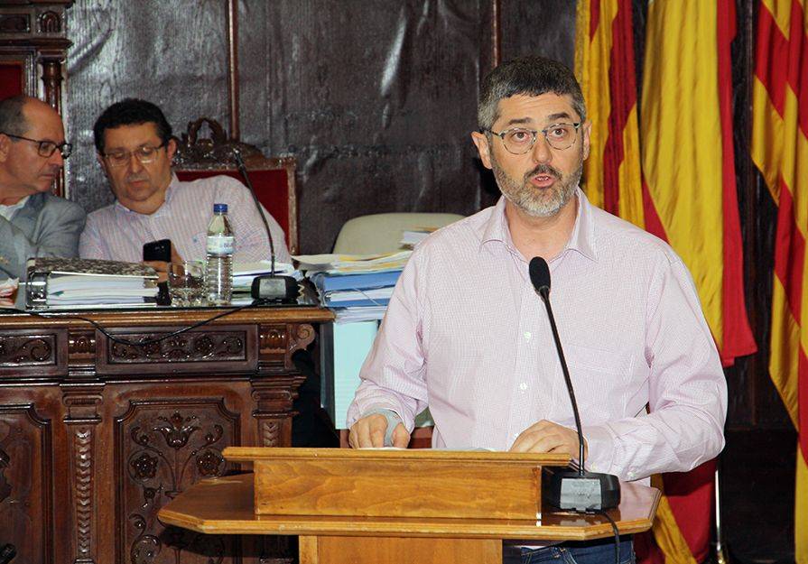 El portavoz de IP, Manuel González, durante un pleno municipal